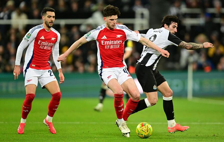 Declan Rice (vľavo, Arsenal) a Sandro Tonali (Newcastle) v súboji.