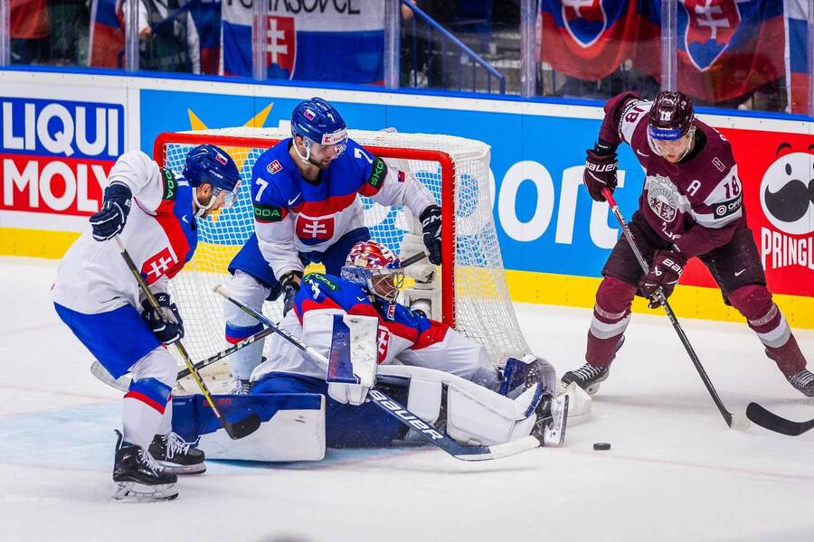 Momentka zo zápasu Slovenska s Lotyšskom na MS v hokeji 2024