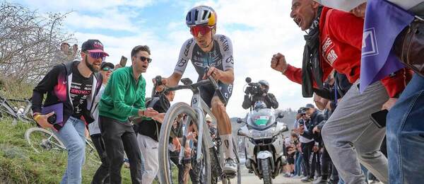 Thomas Pidcock na štrkových cestách Strade Bianche.