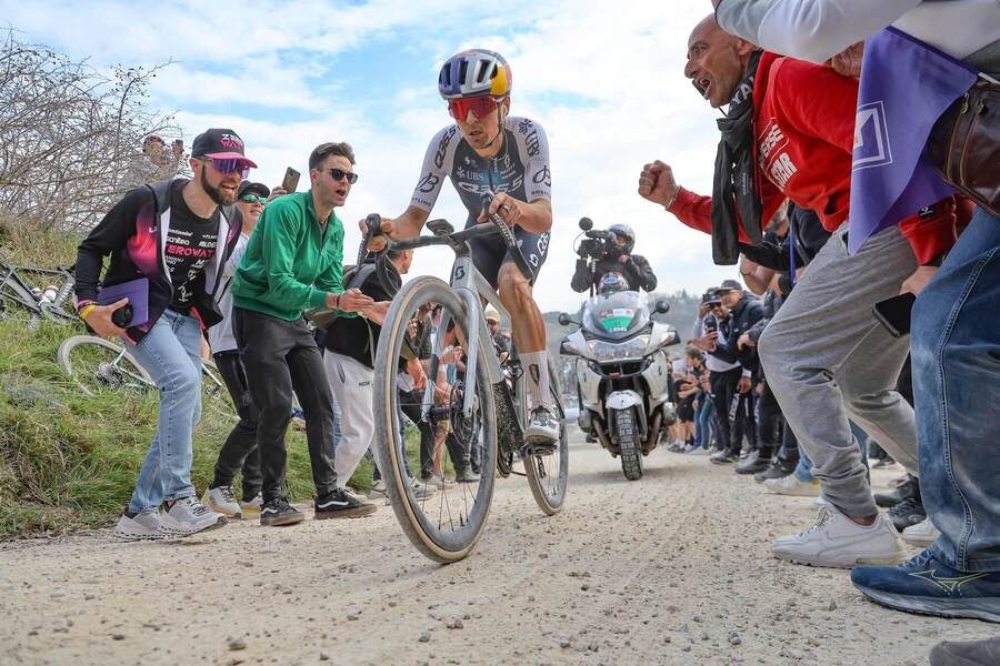 Thomas Pidcock na štrkových cestách Strade Bianche.