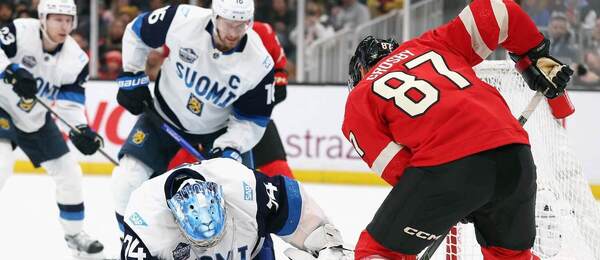 Sidney Crosby sa pokúša prekonať Juuseho Sarosa na NHL 4 Nations Face-Off 2025.