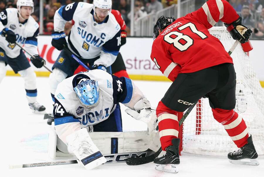 Sidney Crosby sa pokúša prekonať Juuseho Sarosa na NHL 4 Nations Face-Off 2025.