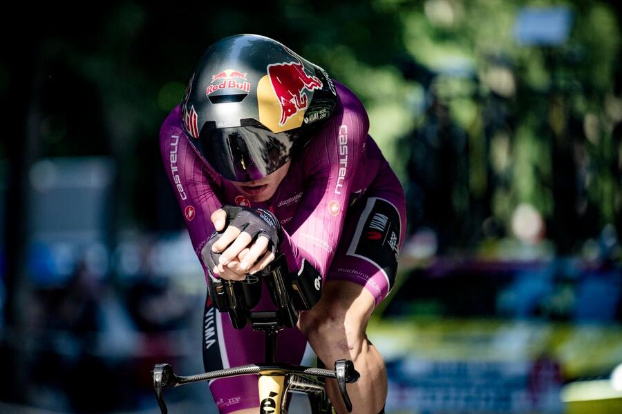 Wout van Aert v úvodnej časovke Giro d´Italia 2025.