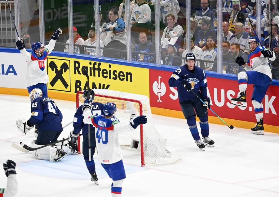 Pavol Regenda (vpravo) oslavuje so spoluhráčmi gól na 2 - 0 počas štvrťfinále Majstrovstiev sveta v ľadovom hokeji 2022