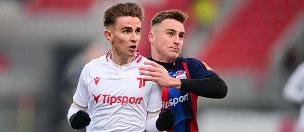 Artur Gajdoš (Trenčín, v bielom), Samuel Suľa (ViOn), lopta