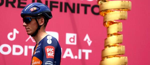 Romain Bardet prechádza okolo trofeje pre celkového víťaza Giro d&#039;Italia