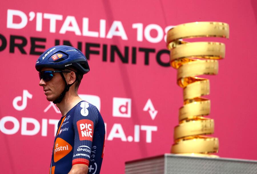 Romain Bardet prechádza okolo trofeje pre celkového víťaza Giro d&#039;Italia