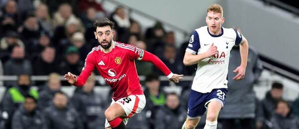 Vpredu kapitán Manchestru United Bruno Fernandes, vzadu Dejan Kulusevski (Tottenham).