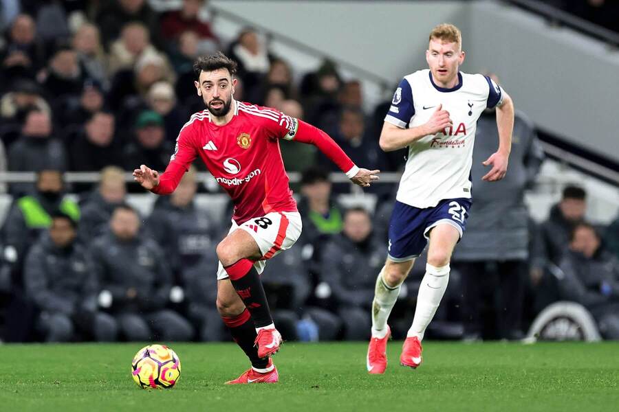 Vpredu kapitán Manchestru United Bruno Fernandes, vzadu Dejan Kulusevski (Tottenham).