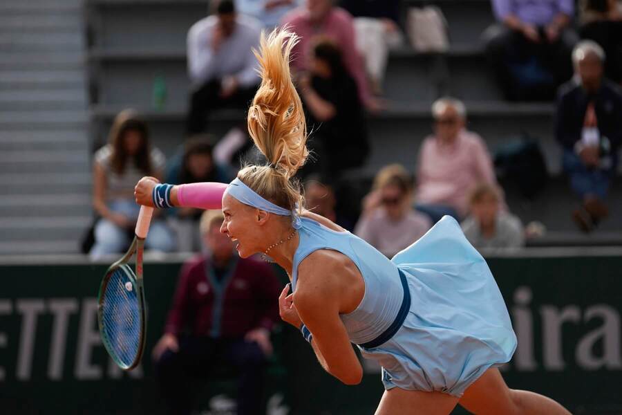 Slovenská tenistka Rebecca Šramková v zápase proti Američanke Amande Anisimovej v rámci 1. kola dvojhry na Roland Garros 2024