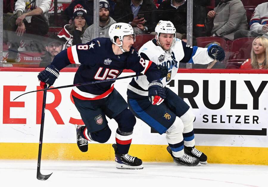 Zach Werenski #8 z tímu USA a Mikko Rantanen #96 z tímu Fínska na turnaji NHL 4 Nations