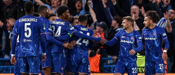 Futbalisti Chelsea oslavujú gól proti Djurgardenu.