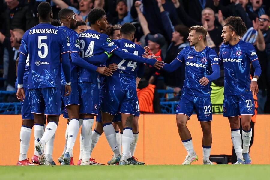Futbalisti Chelsea oslavujú gól proti Djurgardenu.