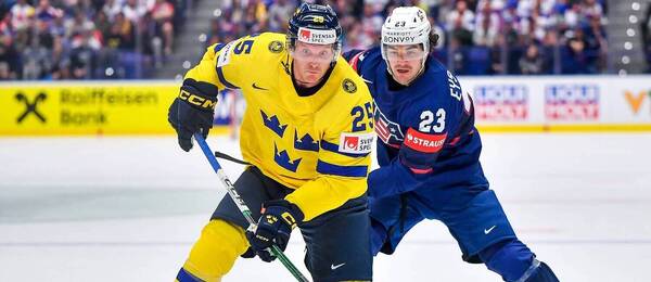 Švédsky obranca Jonas Brodin (vpredu) prenasledovaný americkým krídelníkom Michaelom Eyssimontom v zápase Švédsko vs. USA na MS v hokeji 2024