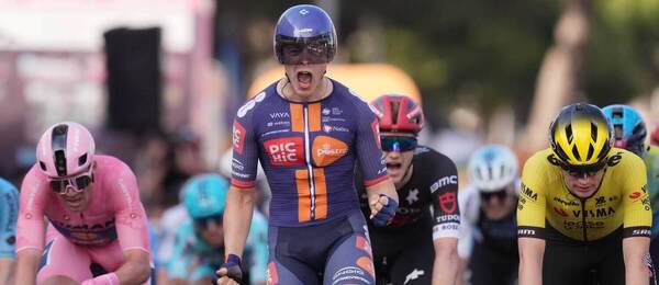 Casper van Uden sa teší z víťazstva vo 4. etape Gira 2025.