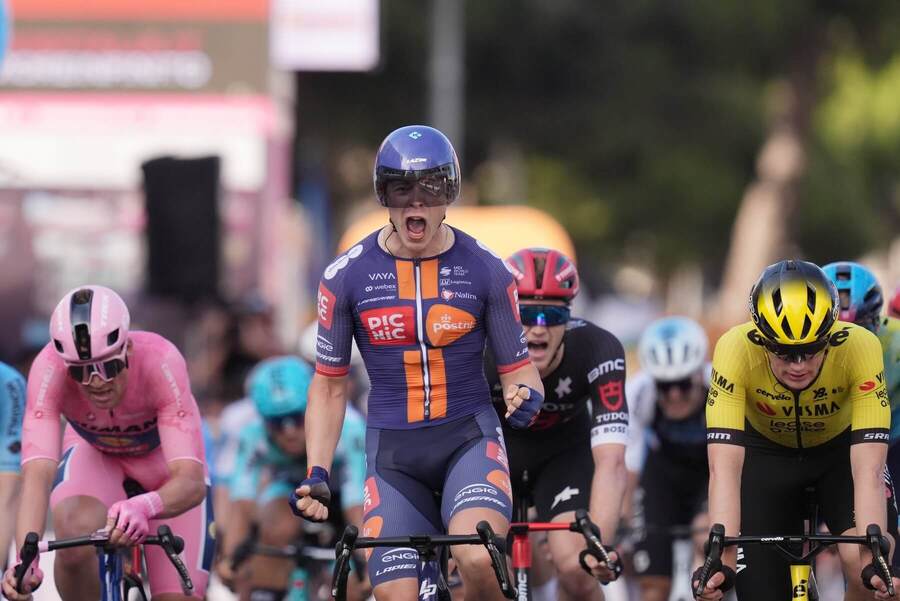 Casper van Uden sa teší z víťazstva vo 4. etape Gira 2025.