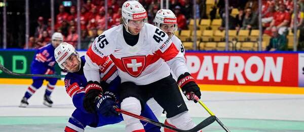 Zľava Frank Nazar (USA), Michael Fora a Janis Moser (obaja Švajčiarsko) na MS v hokeji 2025.