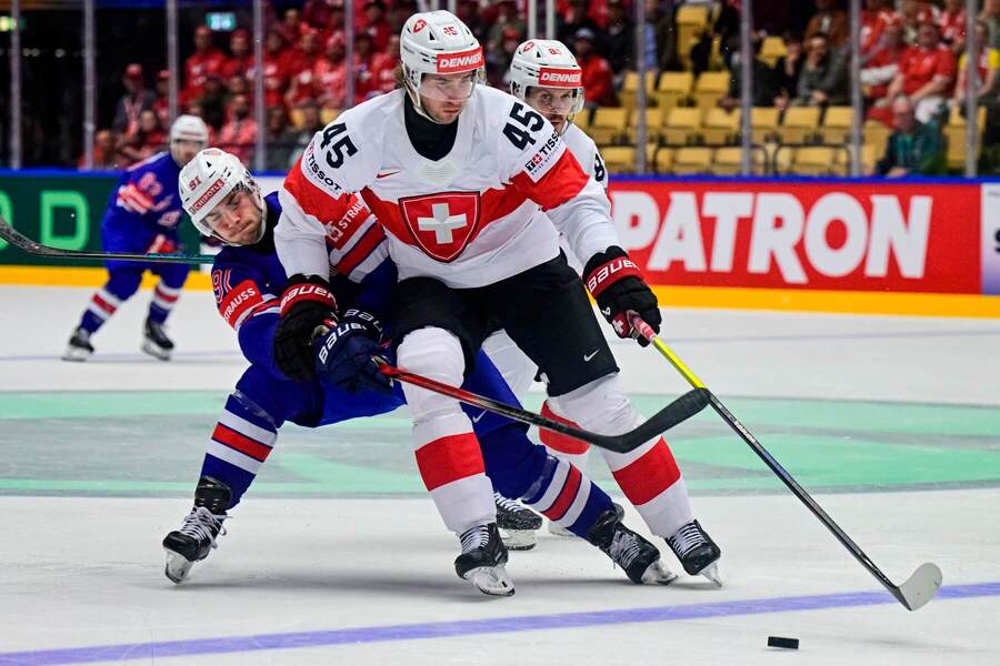 Zľava Frank Nazar (USA), Michael Fora a Janis Moser (obaja Švajčiarsko) na MS v hokeji 2025.