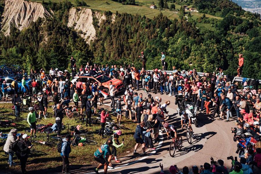 Nádherná scenéria Gira s Richarom Carapazom a Giuliom Pellizzarim v popredí.