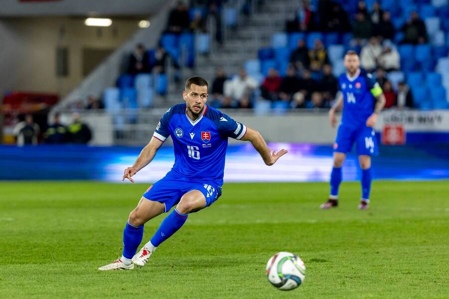 Dávid Hancko, za ním Milan Škriniar
