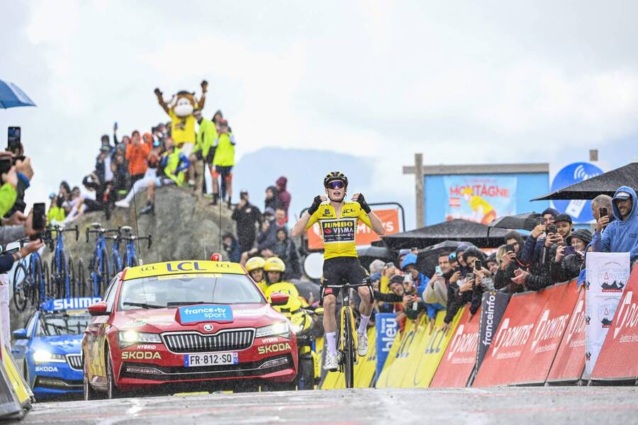 Jonas Vingegaard sa blíži do cieľa 7. etapy Critérium du Dauphiné 2023.