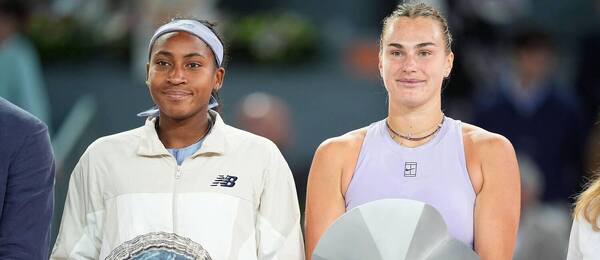Coco Gauff a Aryna Sabalenka s trofejami Mutua Madrid Open 2025.