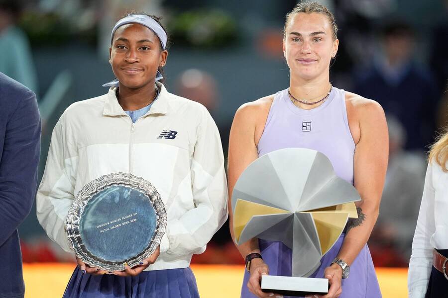 Coco Gauff a Aryna Sabalenka s trofejami Mutua Madrid Open 2025.