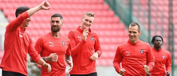 Futbalisti FC Spartak Trnava na tréningu: zľava v popredí Jakub Paur, Erik Daniel, Patrick Karhan a Martin Mikovič