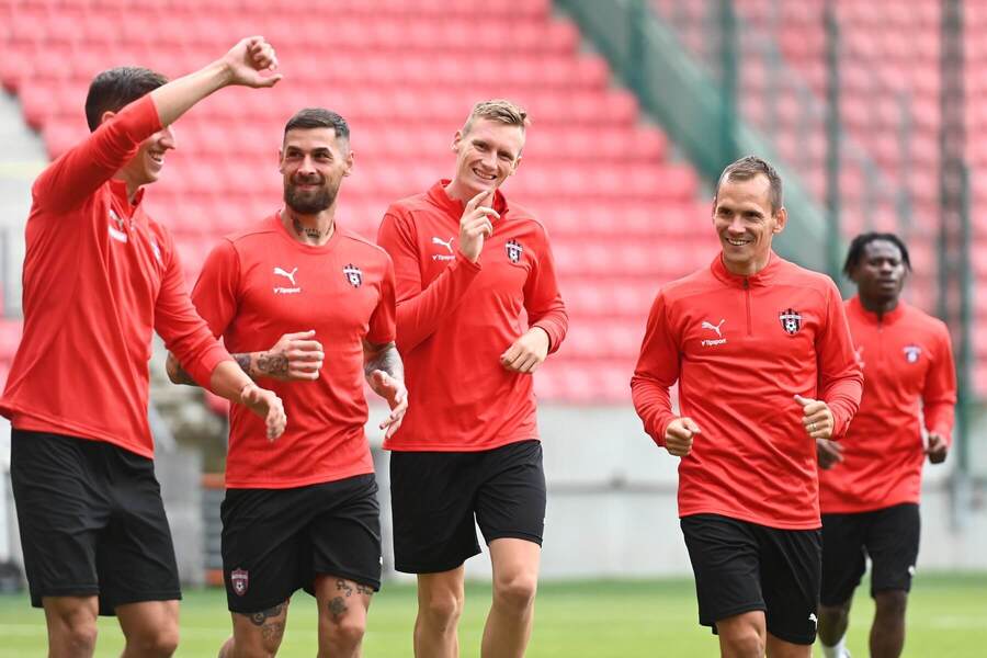 Futbalisti FC Spartak Trnava na tréningu: zľava v popredí Jakub Paur, Erik Daniel, Patrick Karhan a Martin Mikovič