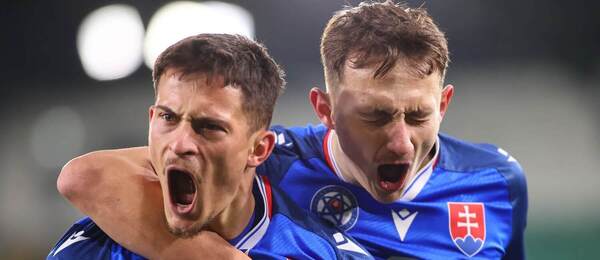 Zľava Adrián Kaprálik a Dominik Hollý: uvidíme dnes v podaní slovenských futbalistov na EURO U21 2025 podobnú gólovú radosť?