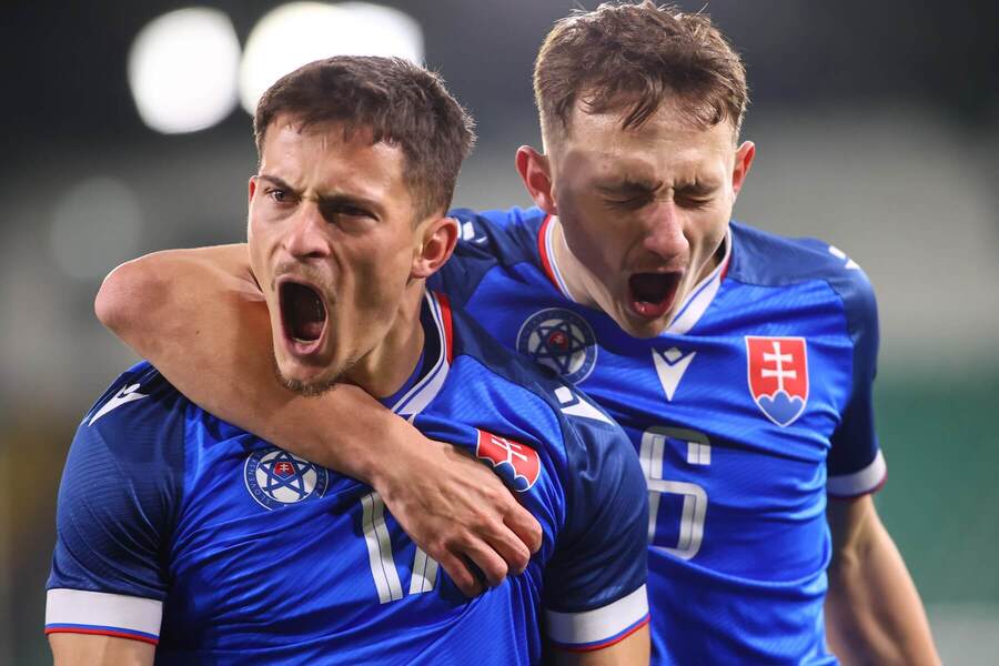 Zľava Adrián Kaprálik a Dominik Hollý: uvidíme dnes v podaní slovenských futbalistov na EURO U21 2025 podobnú gólovú radosť?