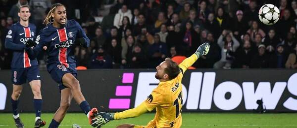 Bradley Barcola z PSG strieľa gól do bránky Atlética Madrid.