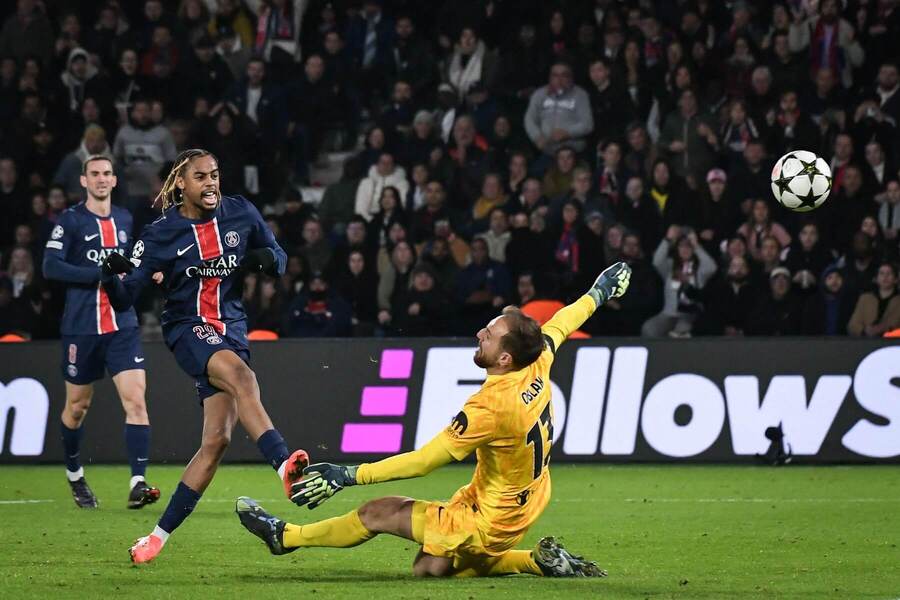 Bradley Barcola z PSG strieľa gól do bránky Atlética Madrid.