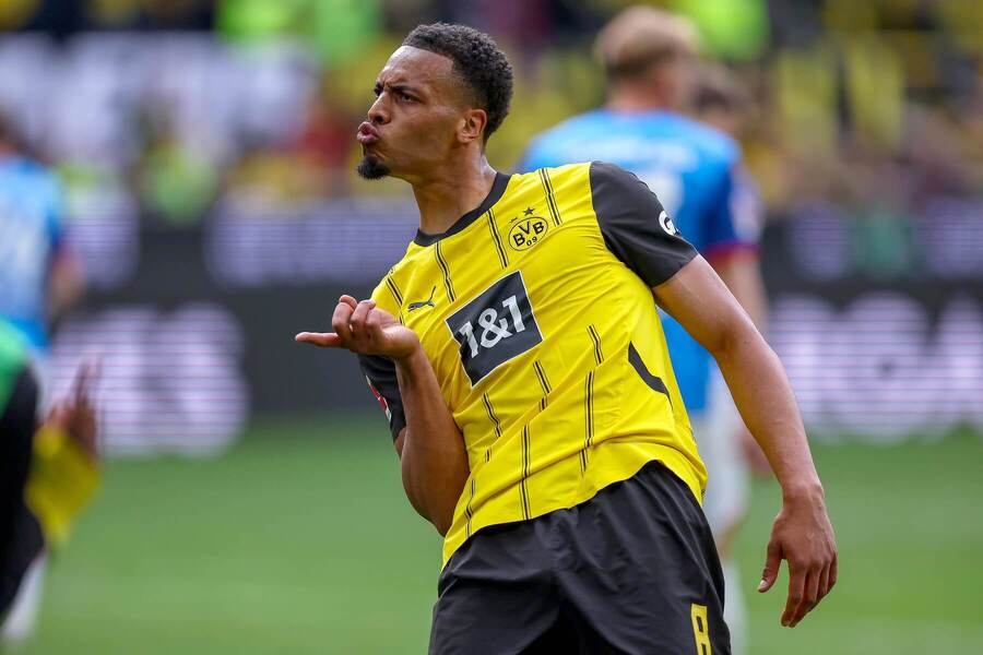 Stredopoliar Borussie Dortmund Felix Nmecha.