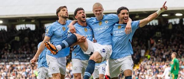 Erling Haaland so spoluhráčmi z Manchestru City.