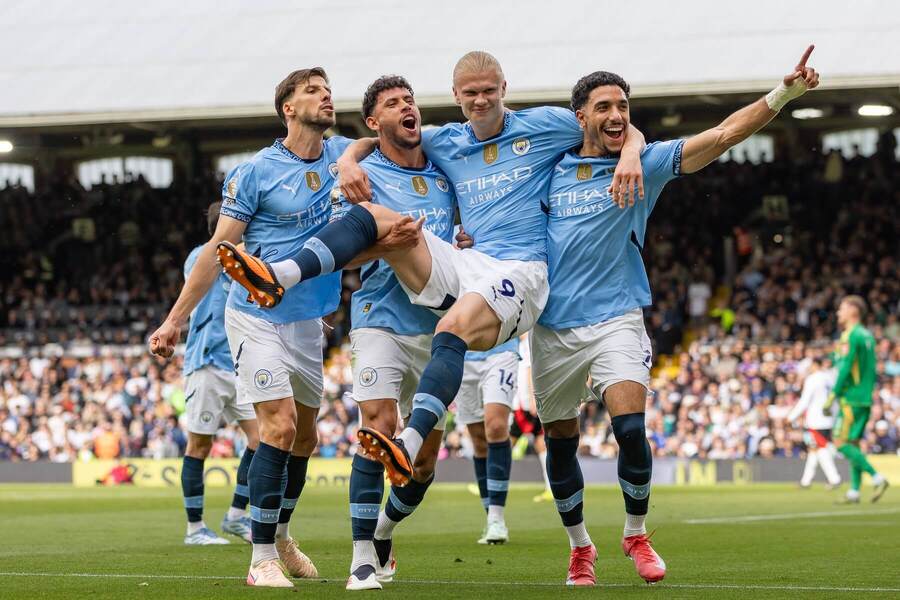 Erling Haaland so spoluhráčmi z Manchestru City.