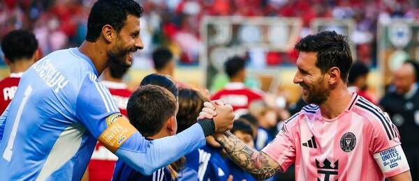 Lionel Messi zdraví Mohameda Elshenawyho
