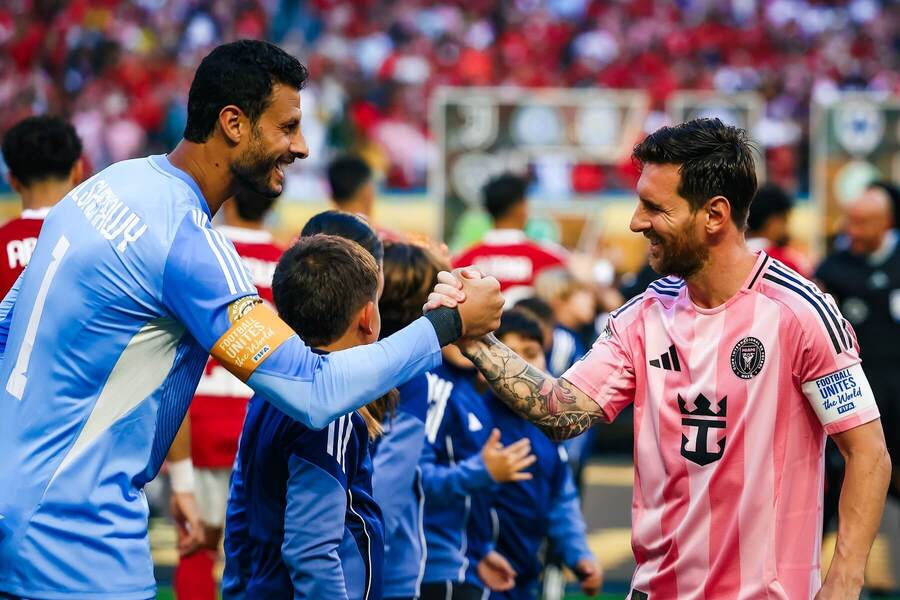 Lionel Messi zdraví Mohameda Elshenawyho