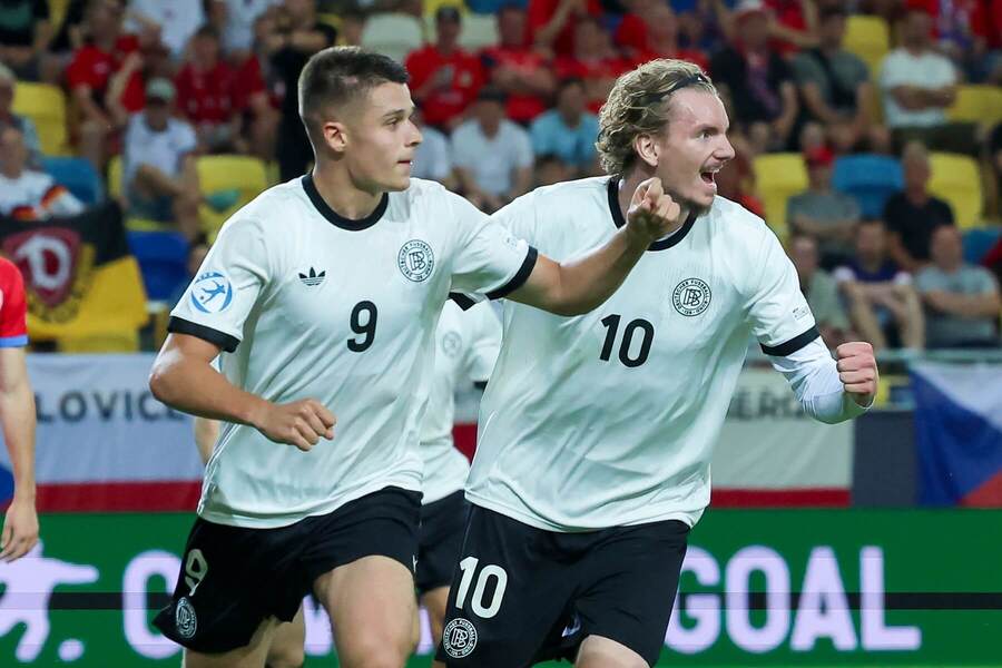 Vľavo Nicolò Tresoldi, vpravo Nick Woltemade hrajúci za Nemecko U21.