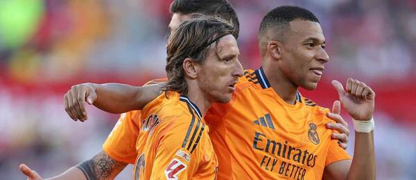 Luku Modriča (vľavo) čakajú posledné zápasy za Real Madrid, na fotke spolu s Kylianom Mbappém (vpravo).