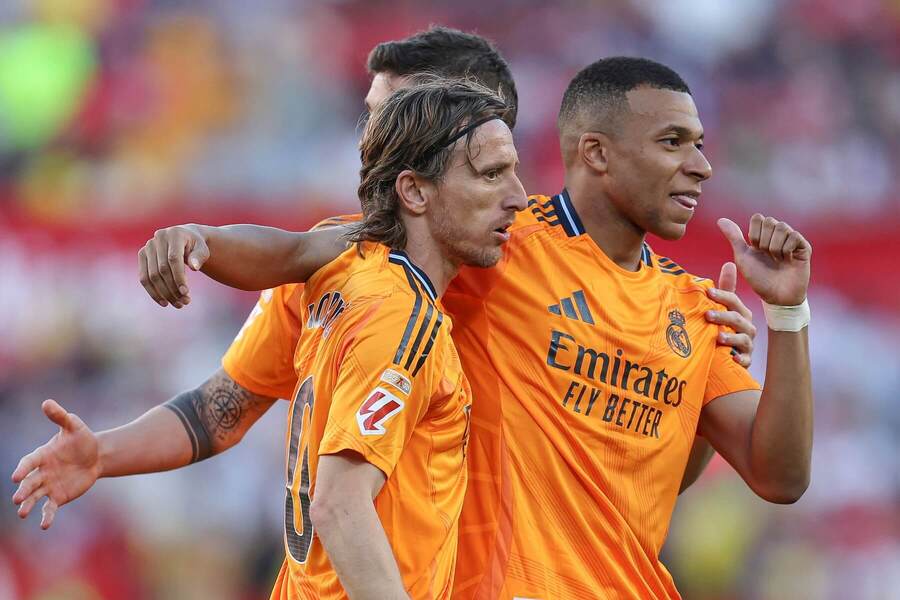 Luku Modriča (vľavo) čakajú posledné zápasy za Real Madrid, na fotke spolu s Kylianom Mbappém (vpravo).