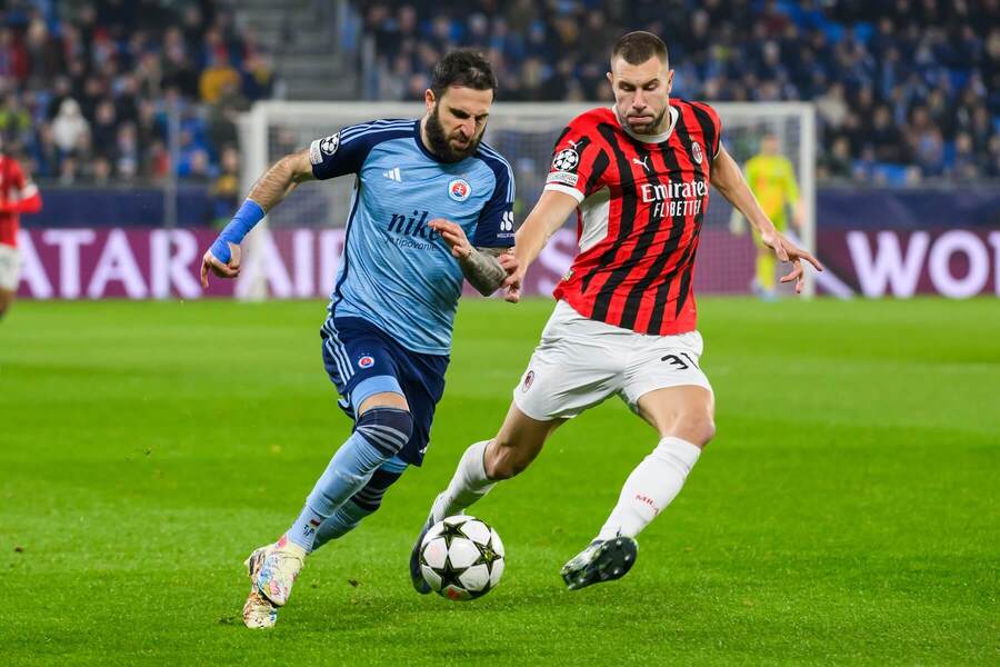 Armén Tigran Barseghjan v drese Slovana Bratislava proti AC Miláno.