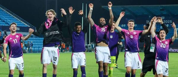 Ďakovačka futbalistov Nemecka po vydarenom zápase s Anglickom.
