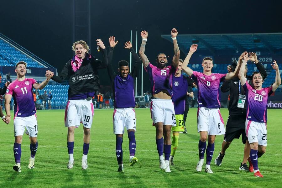 Ďakovačka futbalistov Nemecka po vydarenom zápase s Anglickom.