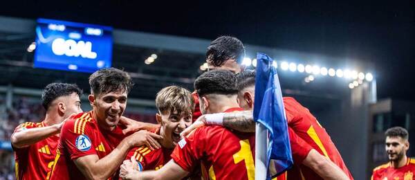 Španieli U21 oslavujú gól do siete Talianska.