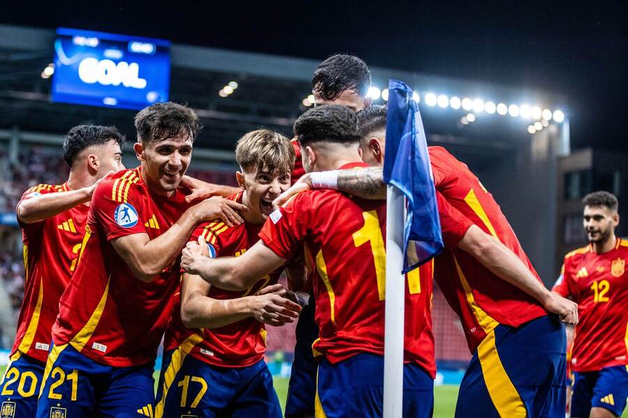 Španieli U21 oslavujú gól do siete Talianska.