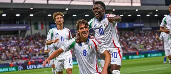 Wilfried Gnonto (číslo 10) sa teší so svojimi spoluhráčmi z reprezentácie Talianska.