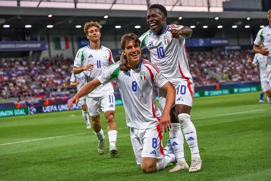 Wilfried Gnonto (číslo 10) sa teší so svojimi spoluhráčmi z reprezentácie Talianska.