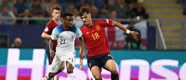 Angel Gomes (Anglicko) a Gabriel Veiga (Španielsko) počas finále ME U21 2023.