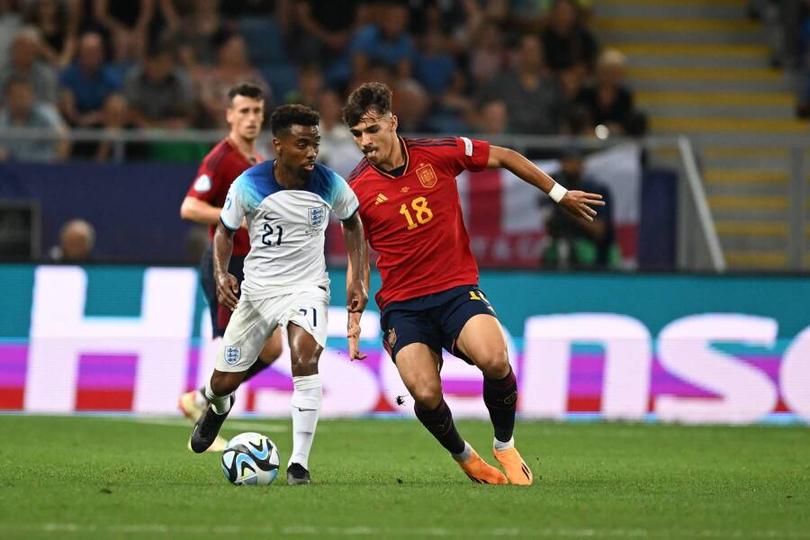 Angel Gomes (Anglicko) a Gabriel Veiga (Španielsko) počas finále ME U21 2023.